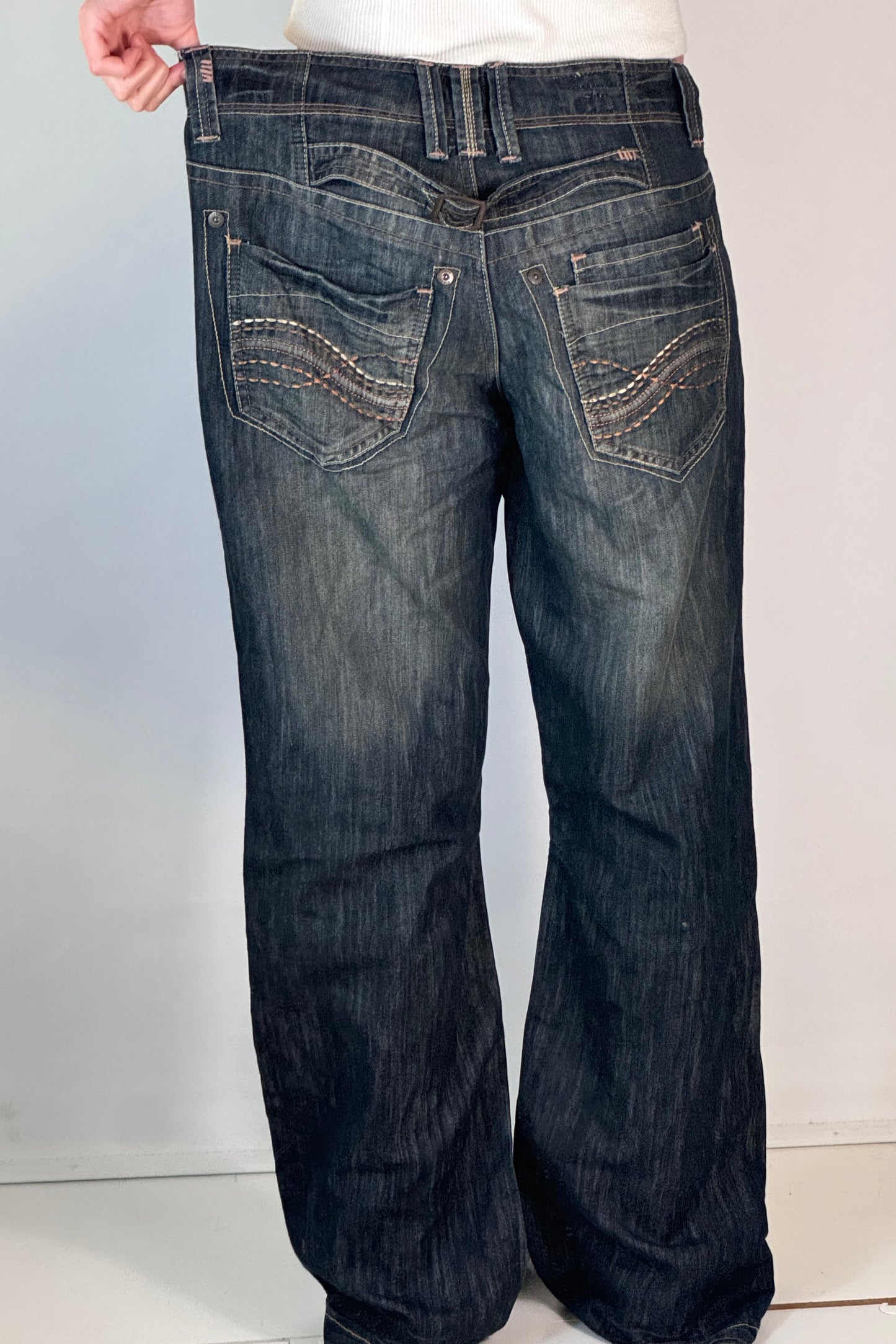 Utsvängda jeans stl: L