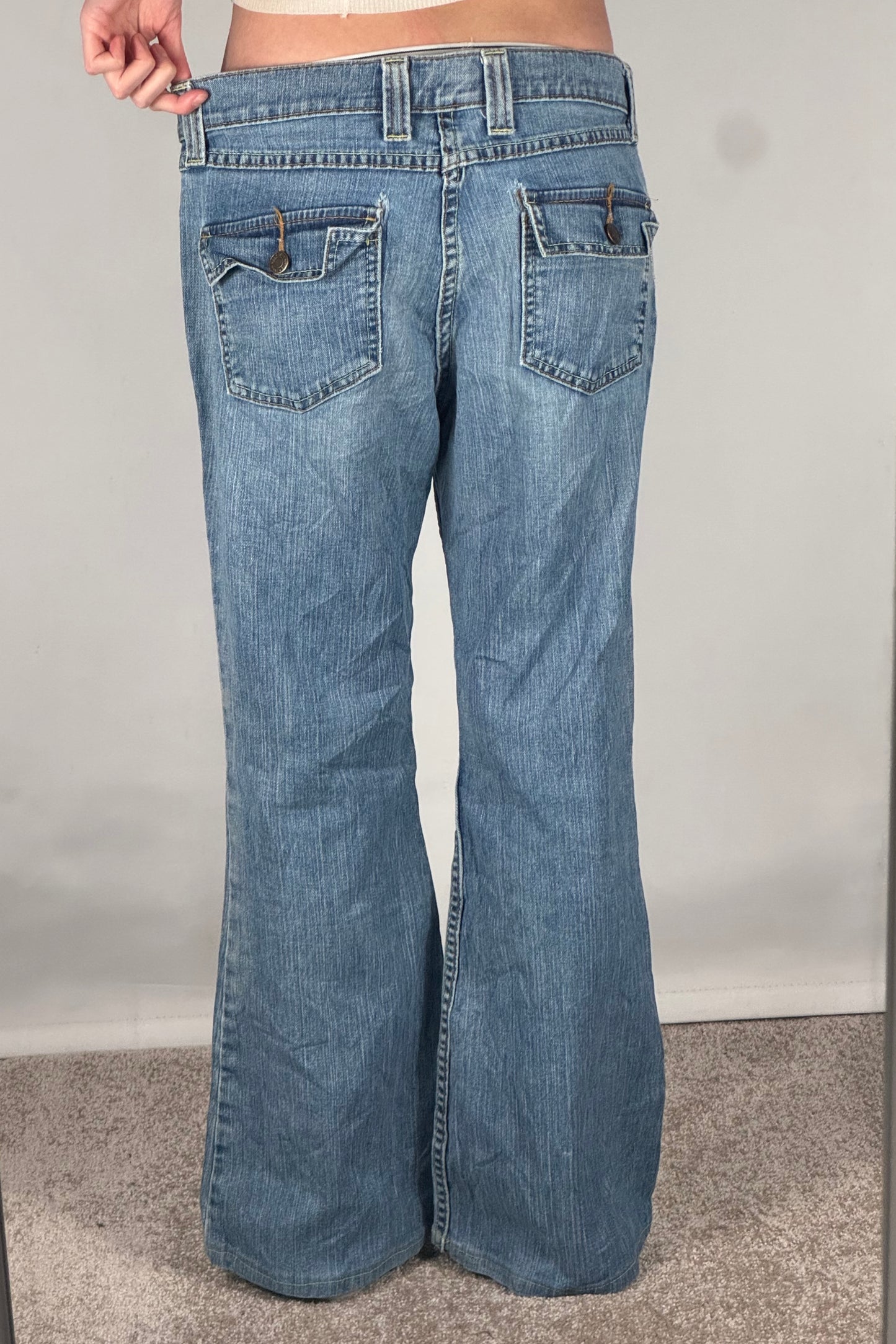 Utsvängda jeans stl: M