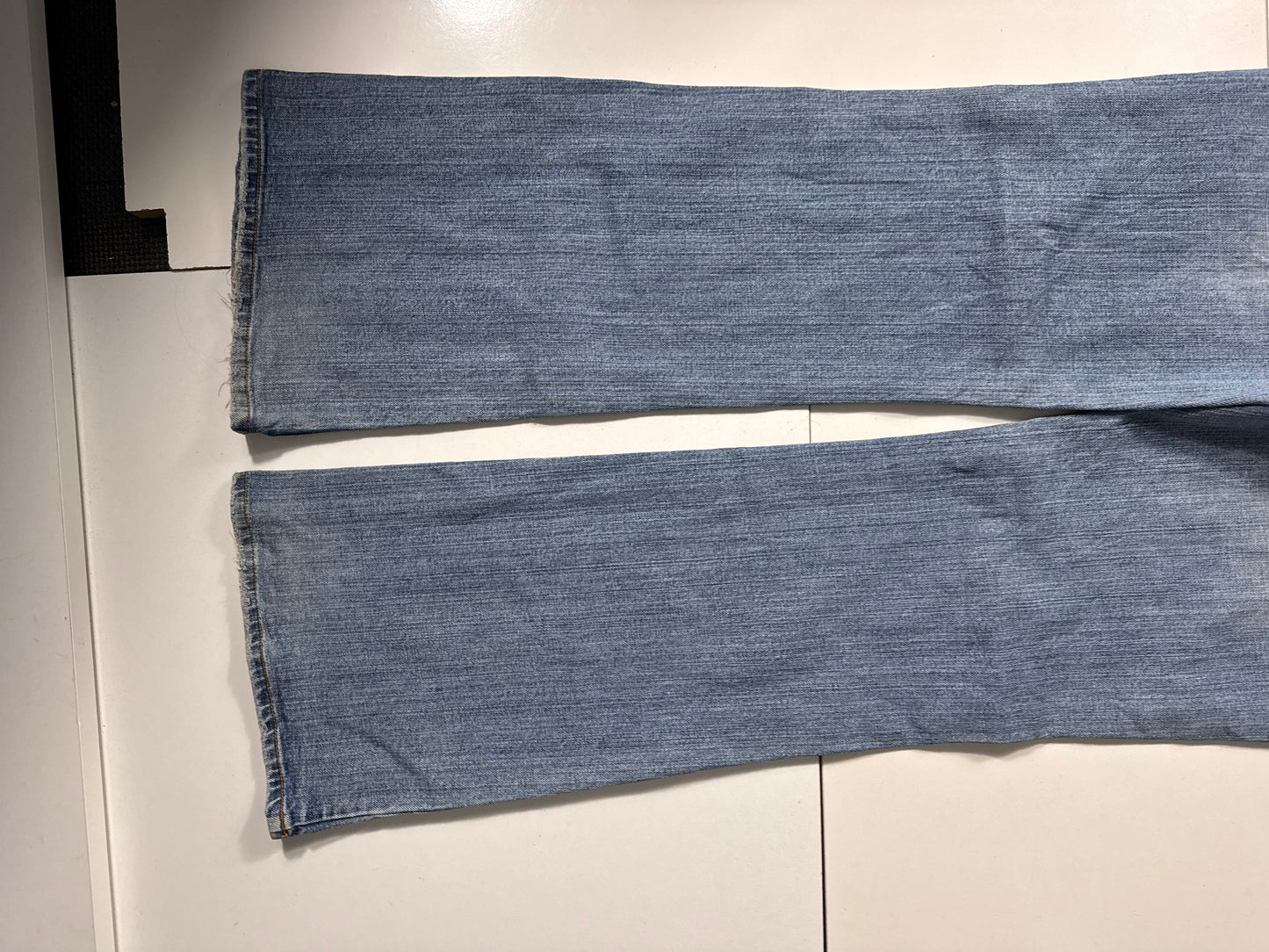Utsvängda jeans stl: M