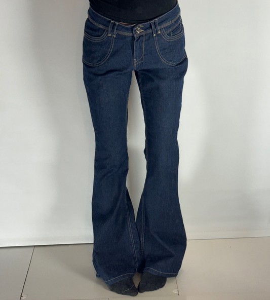 Utsvängda jeans–stl: M
