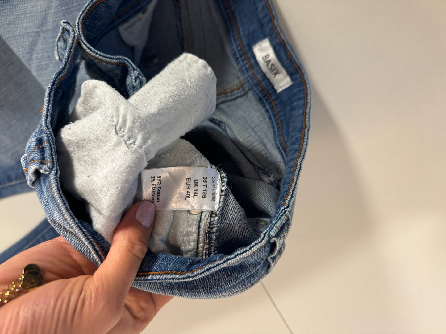 Utsvängda jeans stl: M