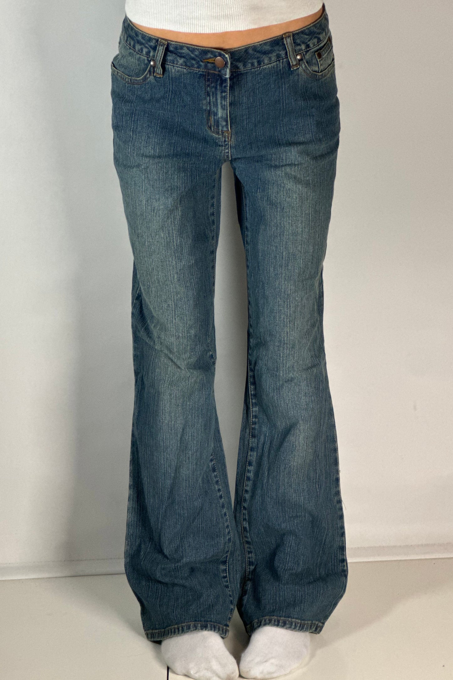 Utsvängda jeans stl: M