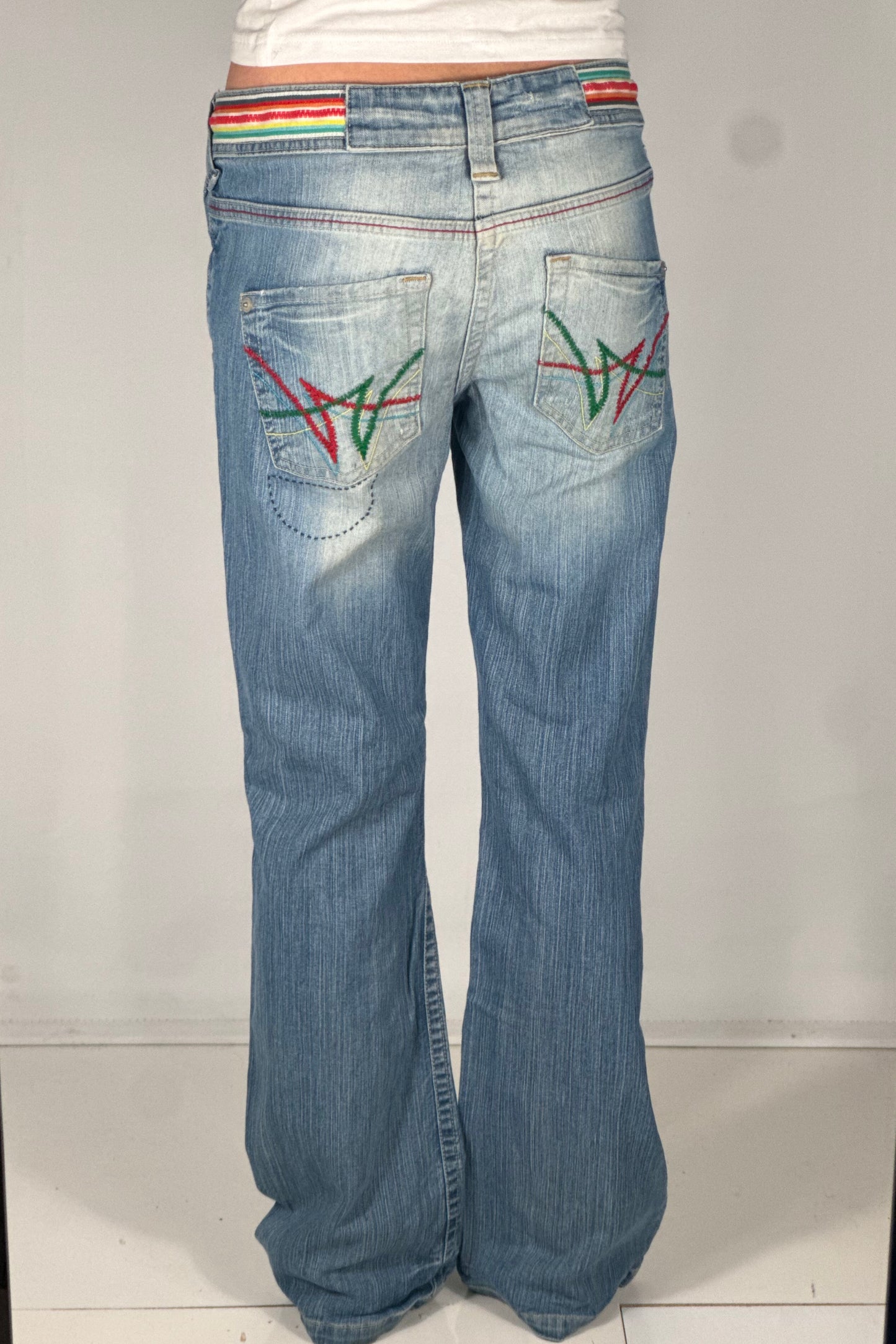 Utsvängda jeans stl: S