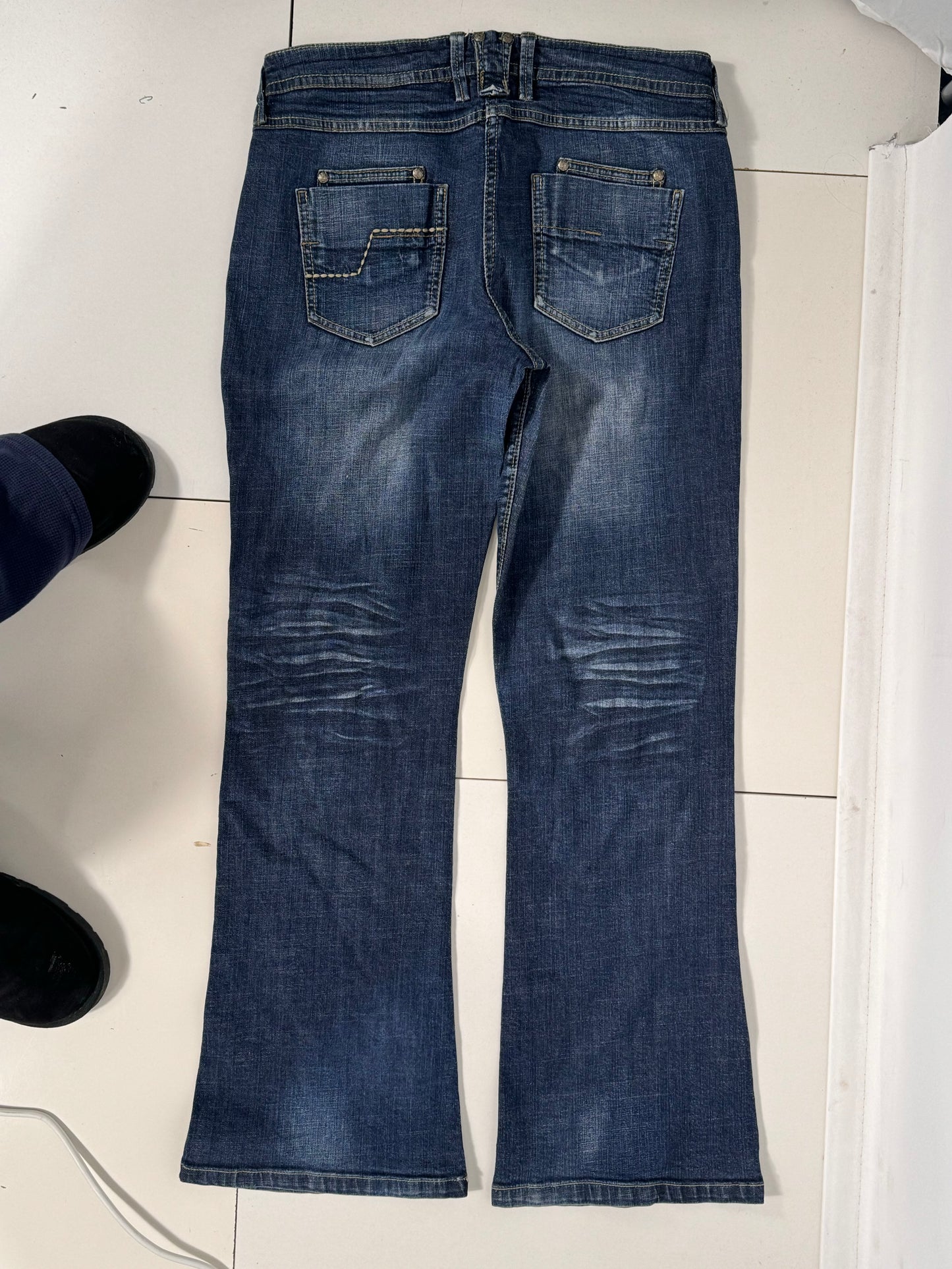 Utsvängda jeans stl: S