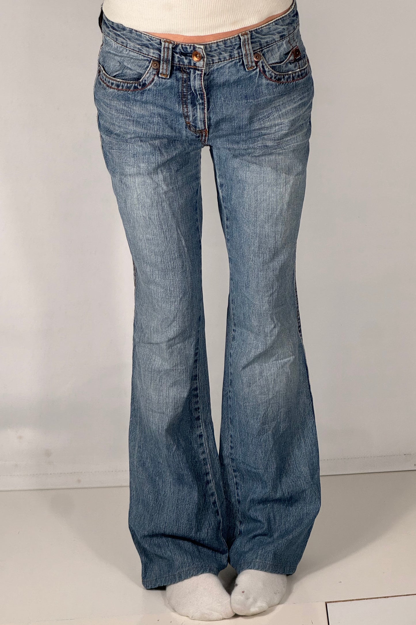 Utsvängda jeans stl: S