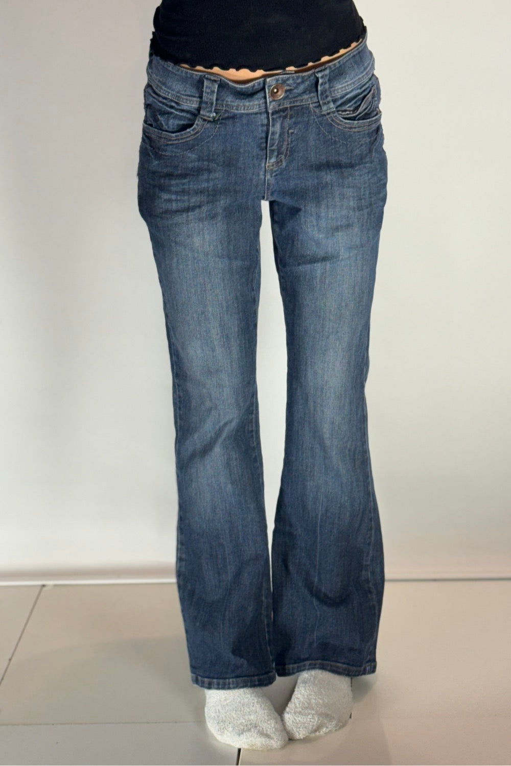 Utsvängda jeans–stl: M