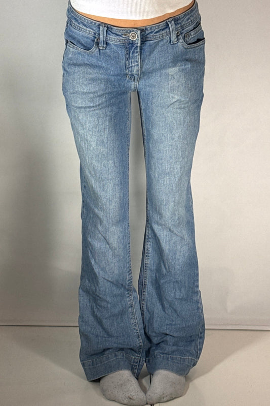 Utsvängda jeans stl: M