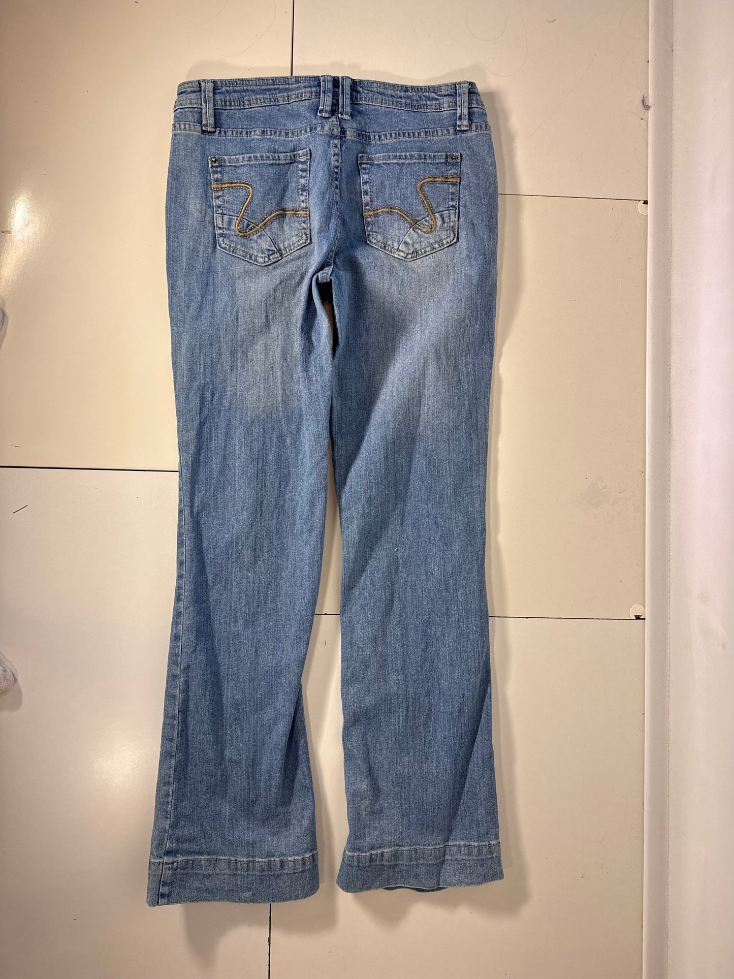 Utsvängda jeans stl: M