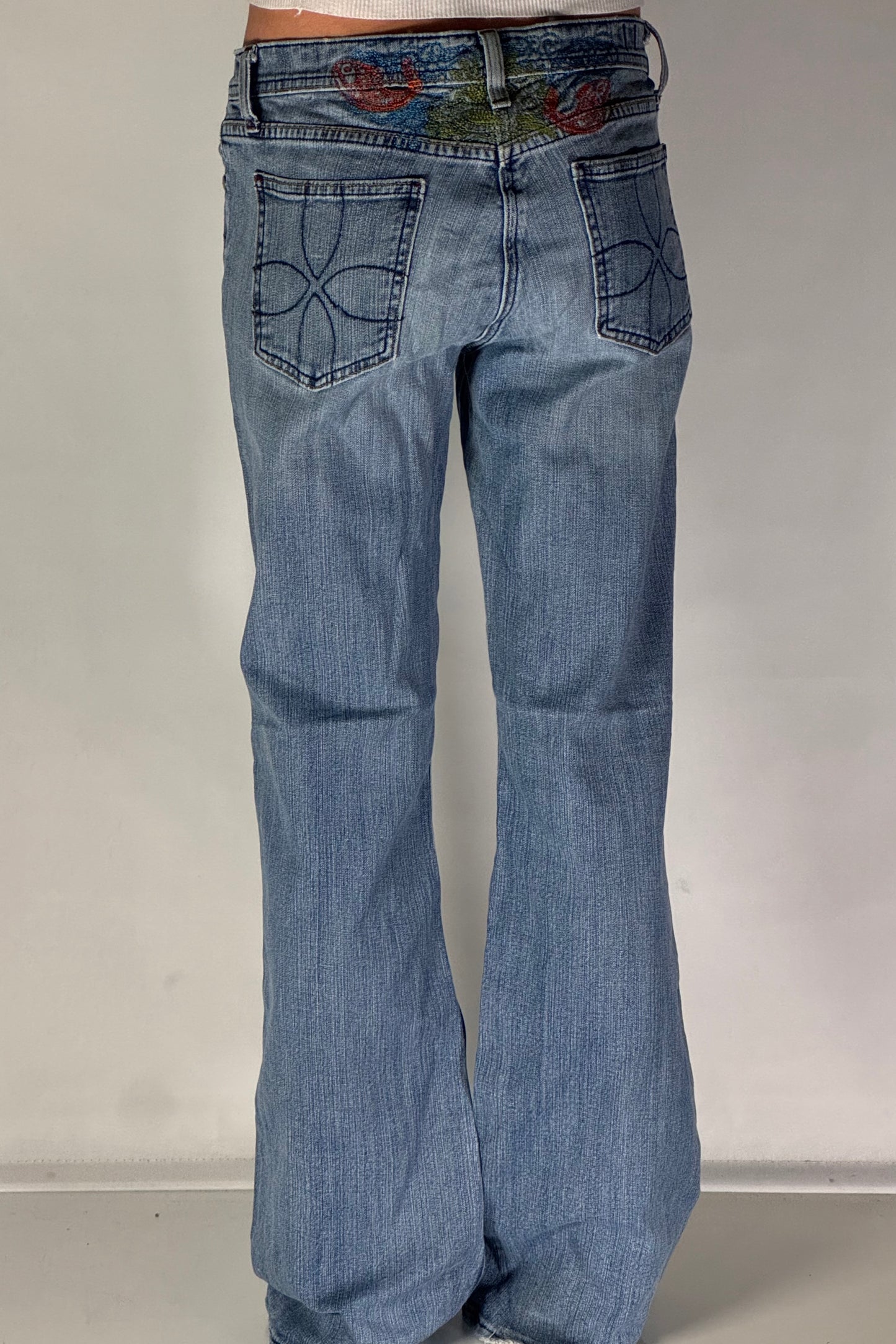 Utsvängda jeans stl: S