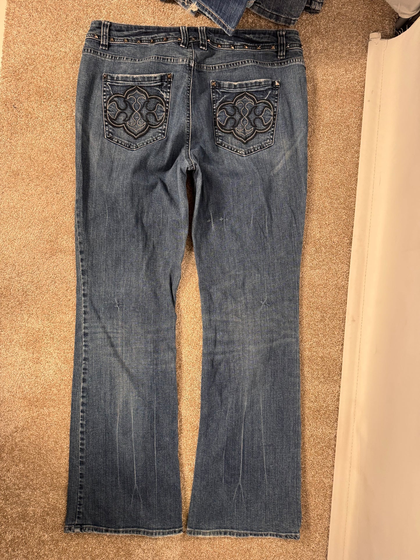 Utsvängda jeans stl: L