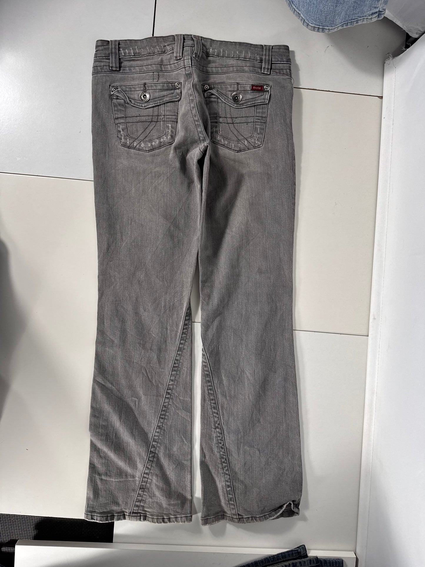 Utsvängda jeans stl: M