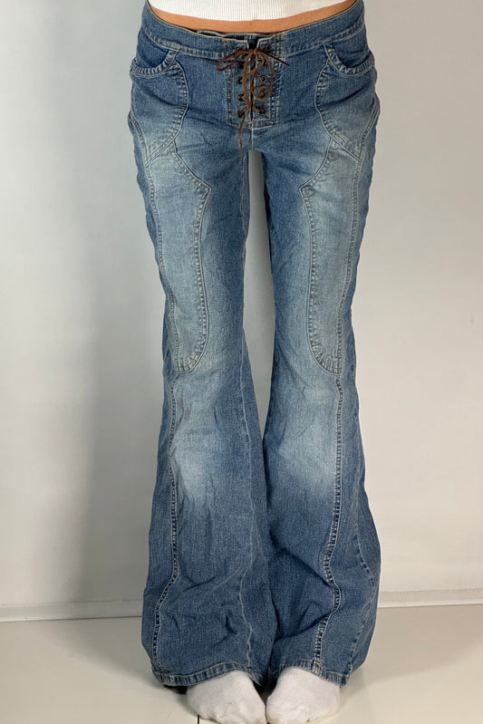Utsvängda jeans stl: M