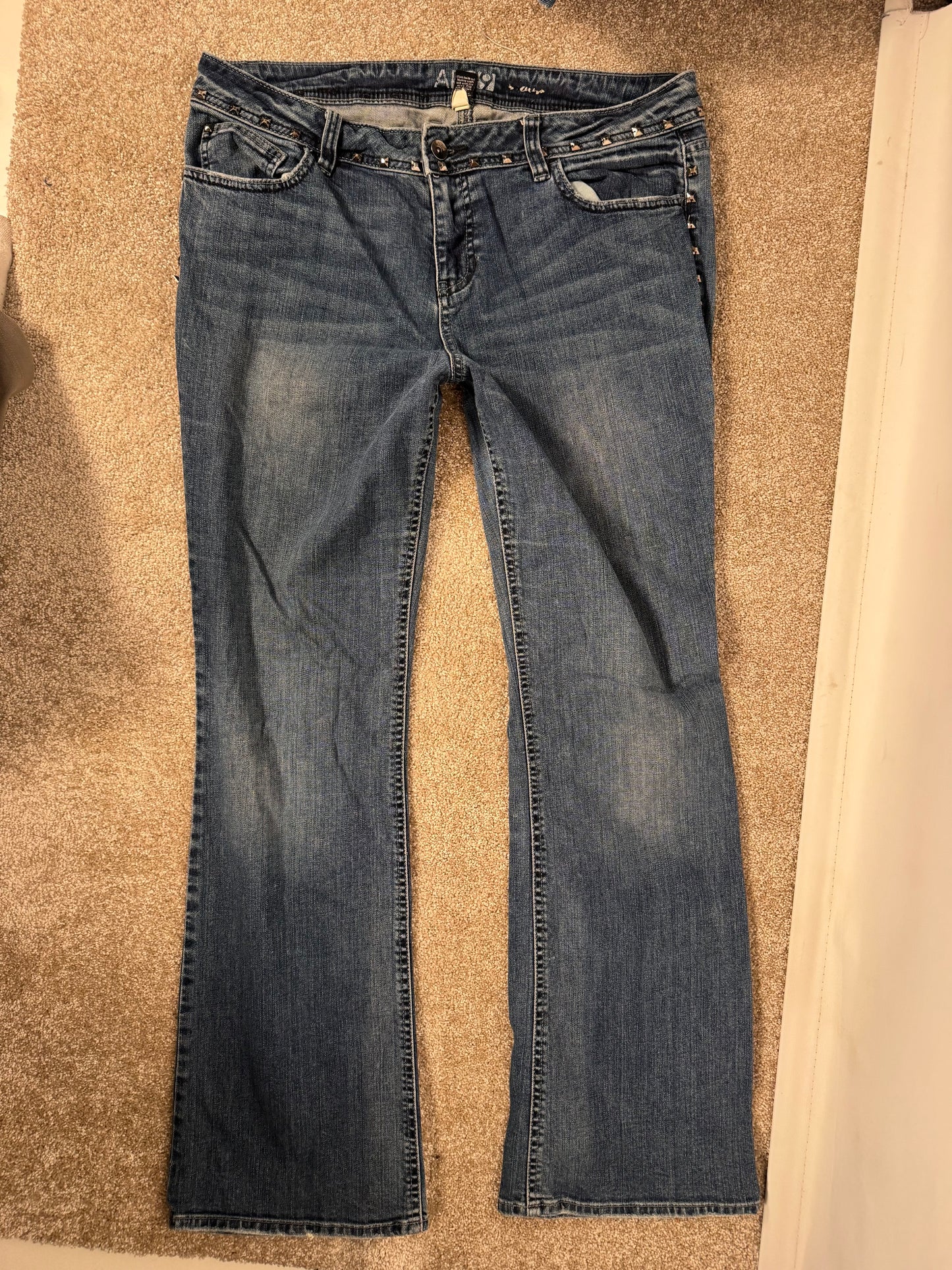 Utsvängda jeans stl: L