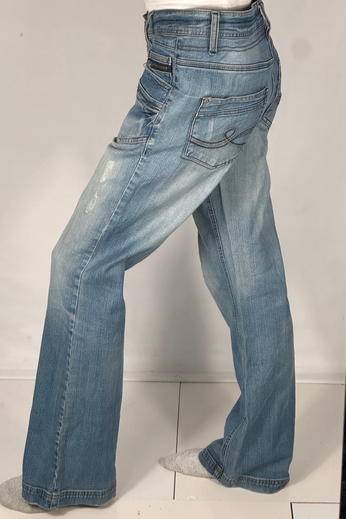 Utsvängda jeans stl: S