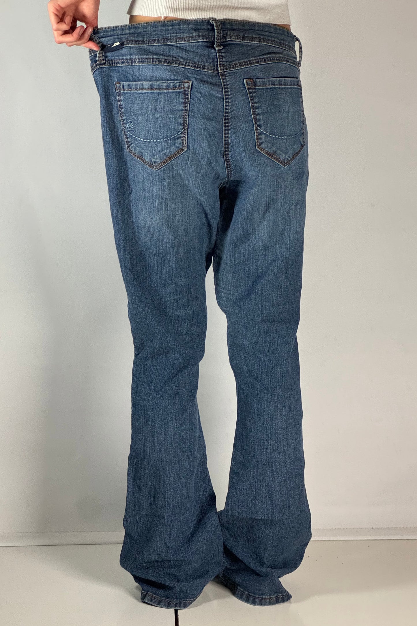 Utsvängda jeans stl: L