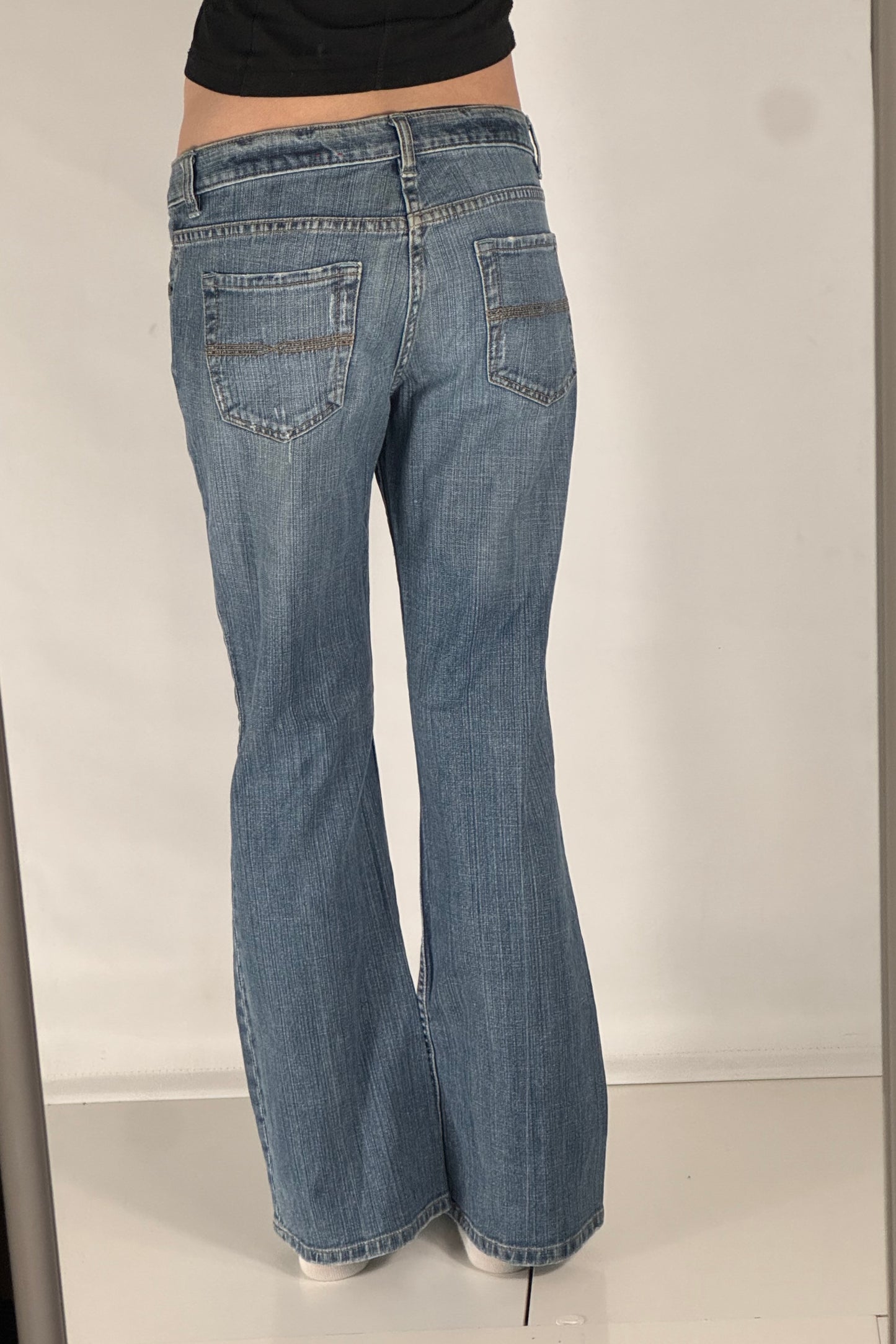 Utsvängda jeans stl: S