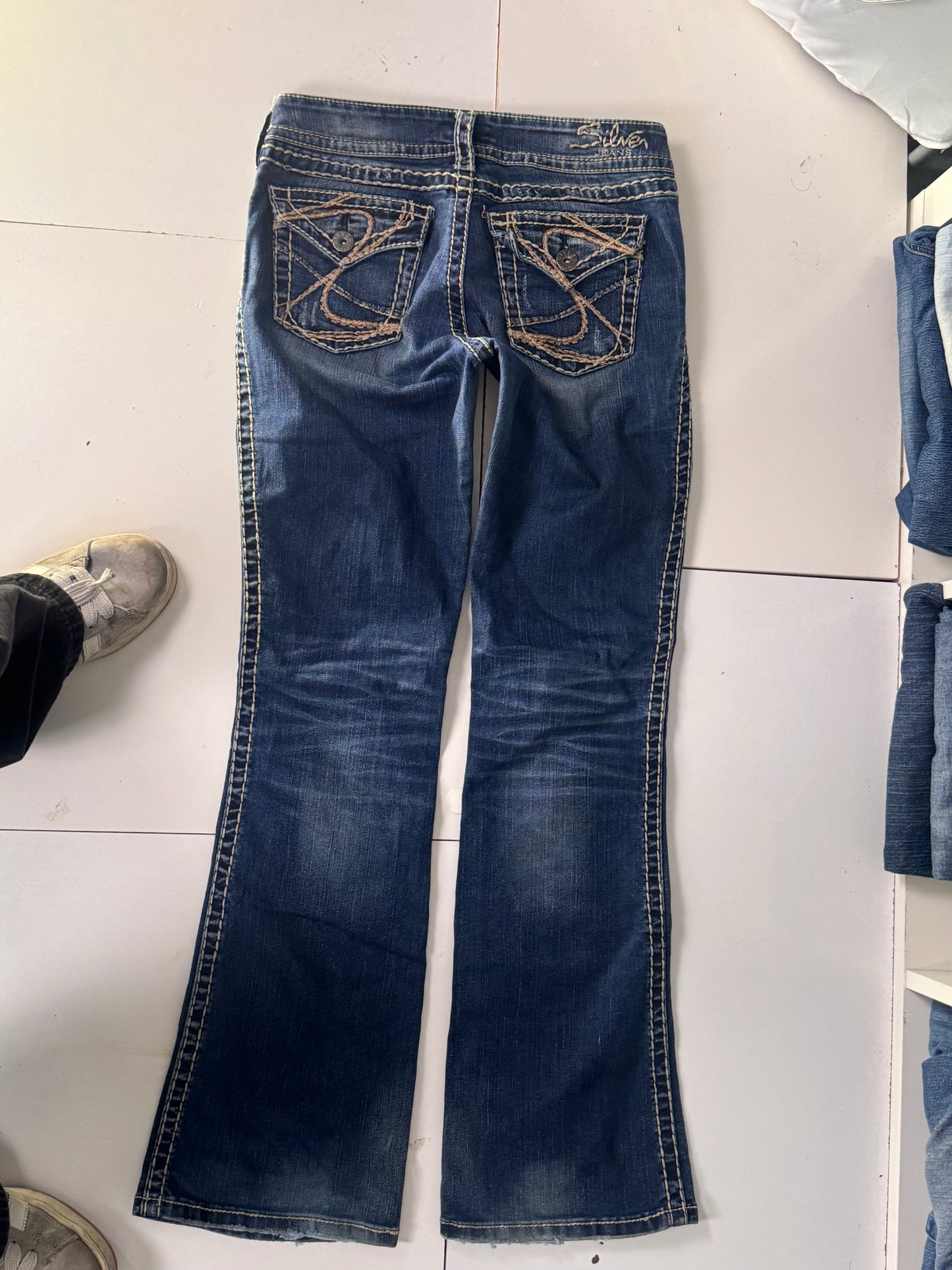 Utsvängda jeans stl: S