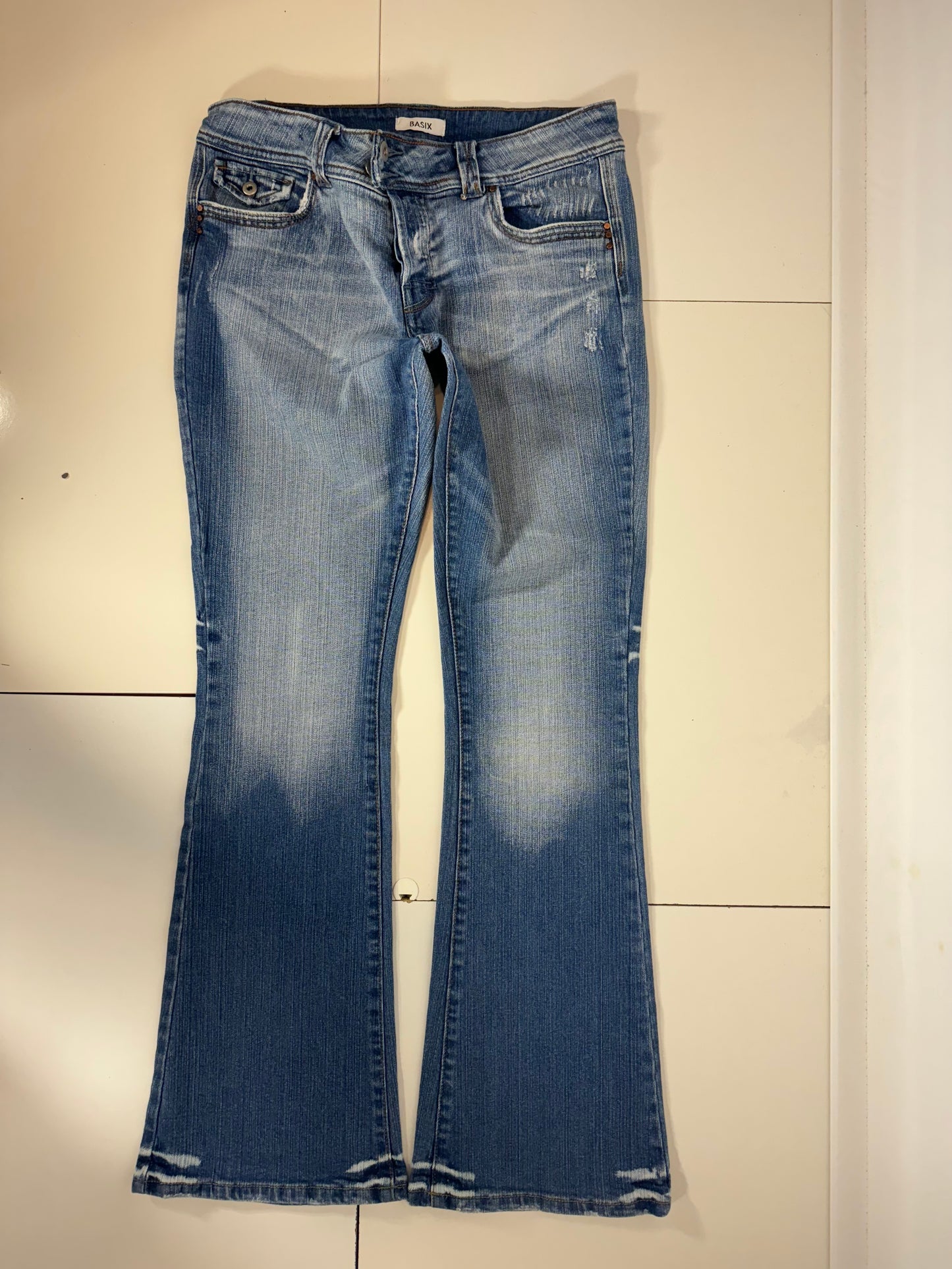 Utsvängda jeans stl: M
