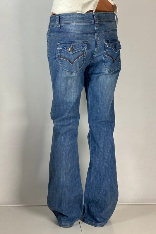 Utsvängda jeans stl: M