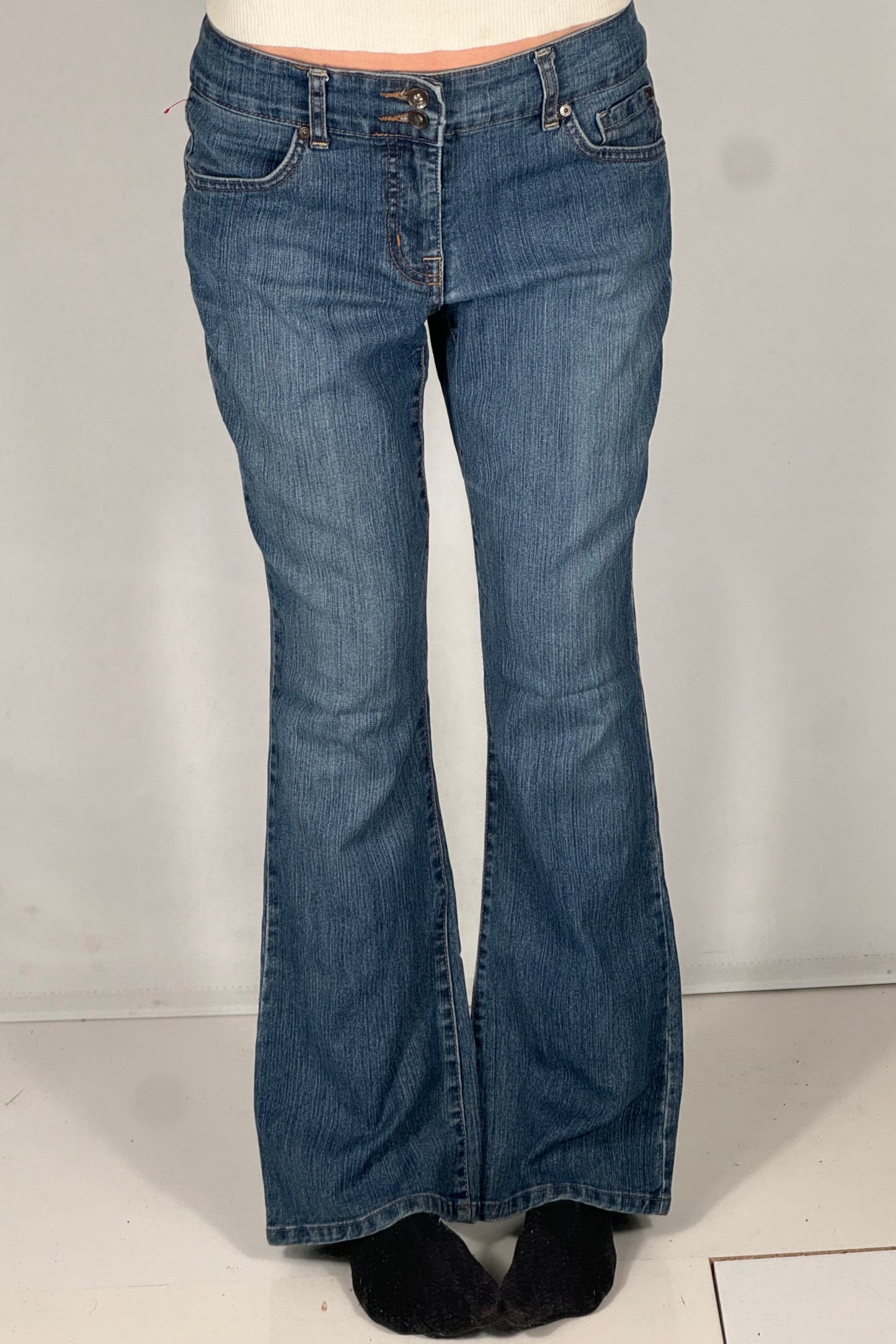 Utsvängda jeans stl: M