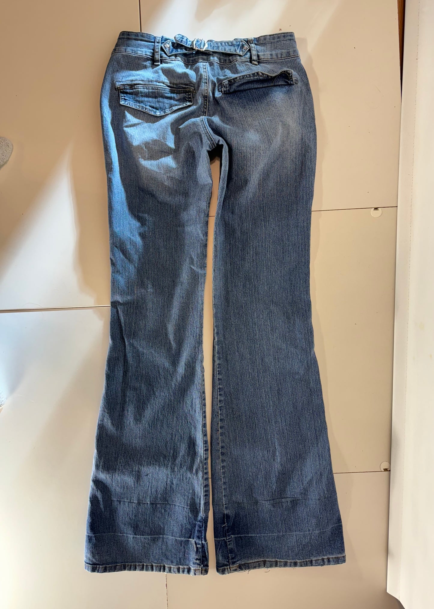 Utsvängda jeans stl: M