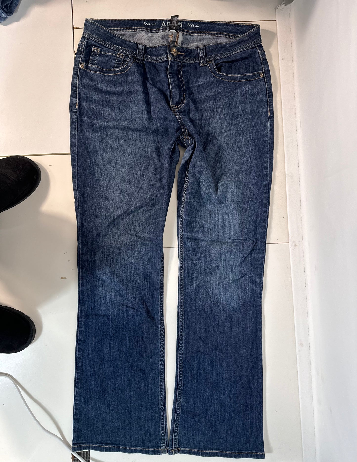 Utsvängda jeans stl: M