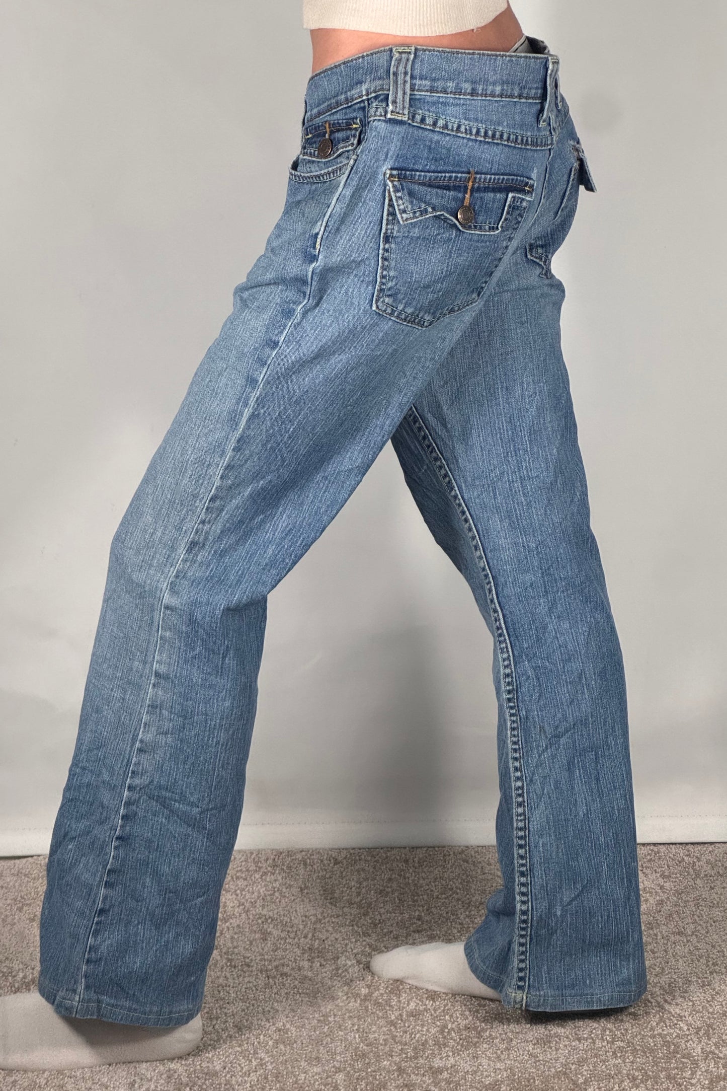 Utsvängda jeans stl: M