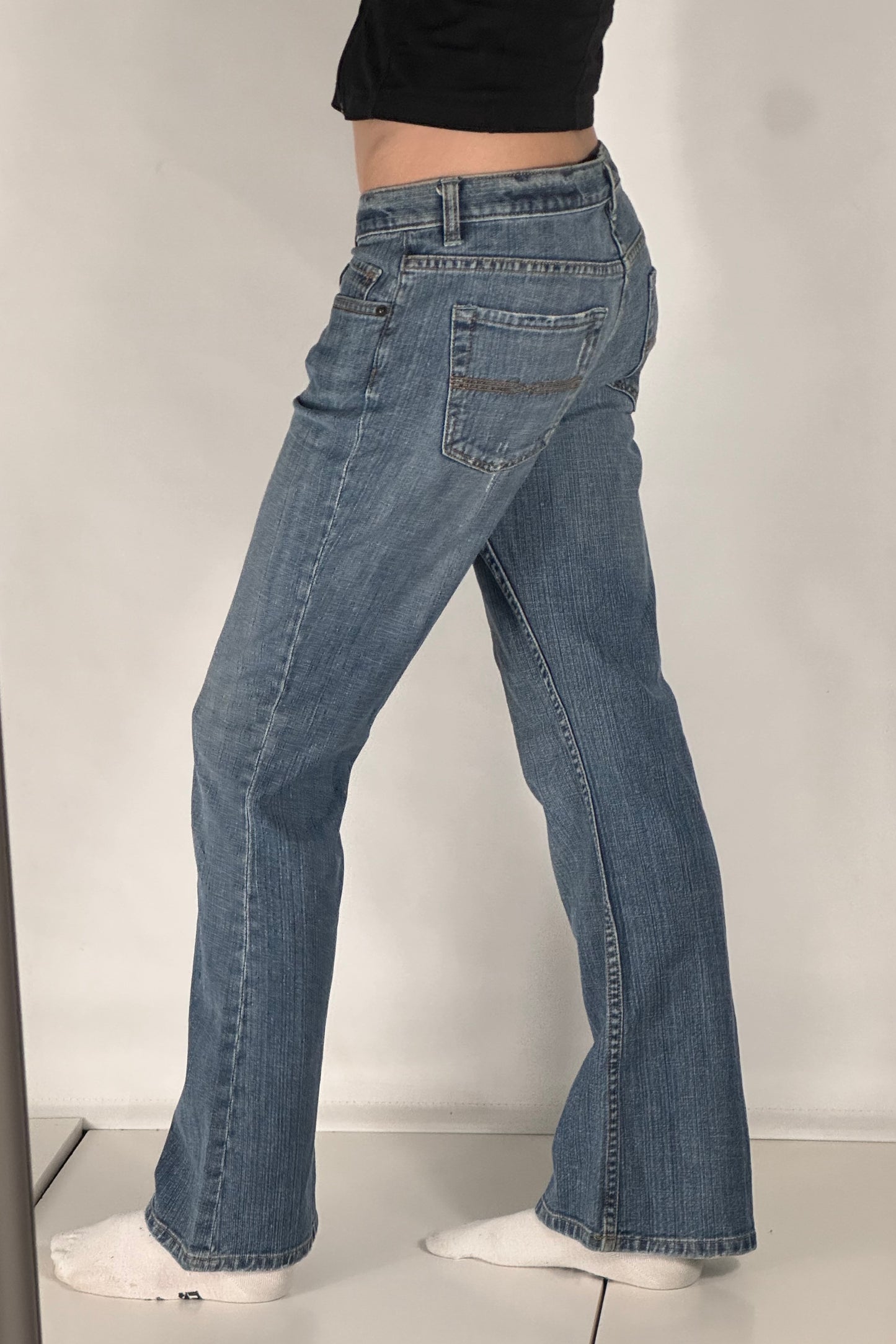 Utsvängda jeans stl: S