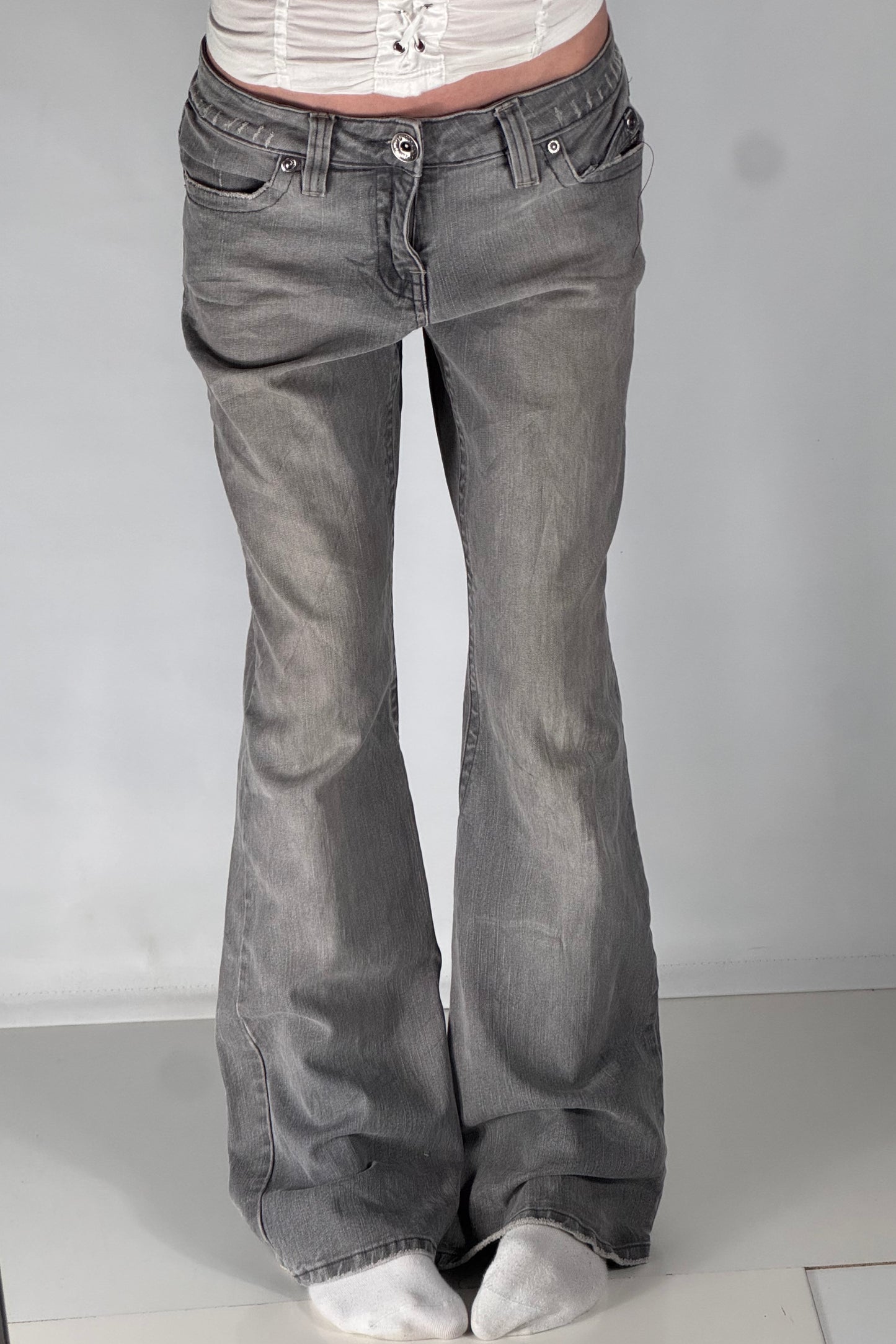 Utsvängda jeans stl: M