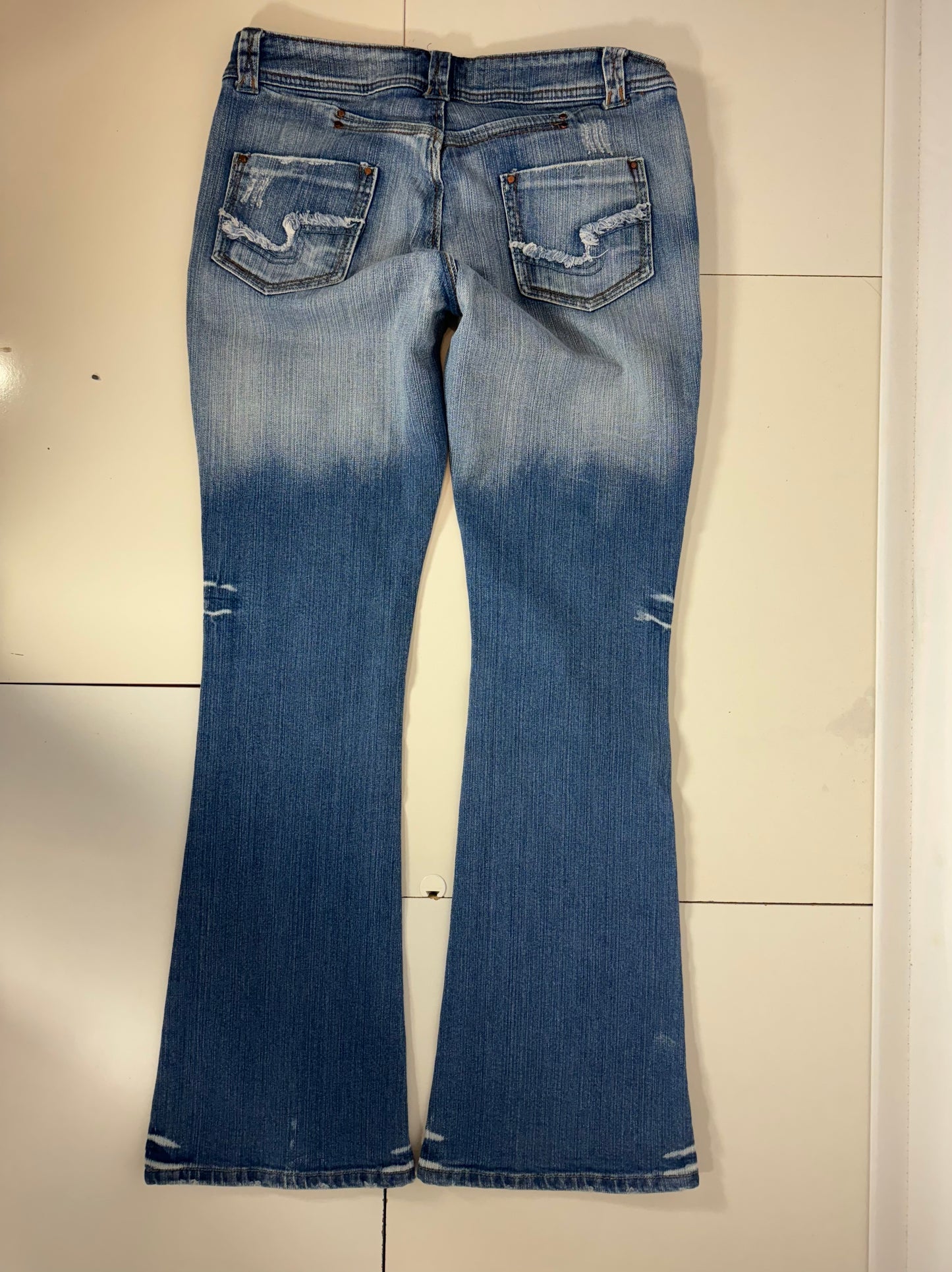 Utsvängda jeans stl: M