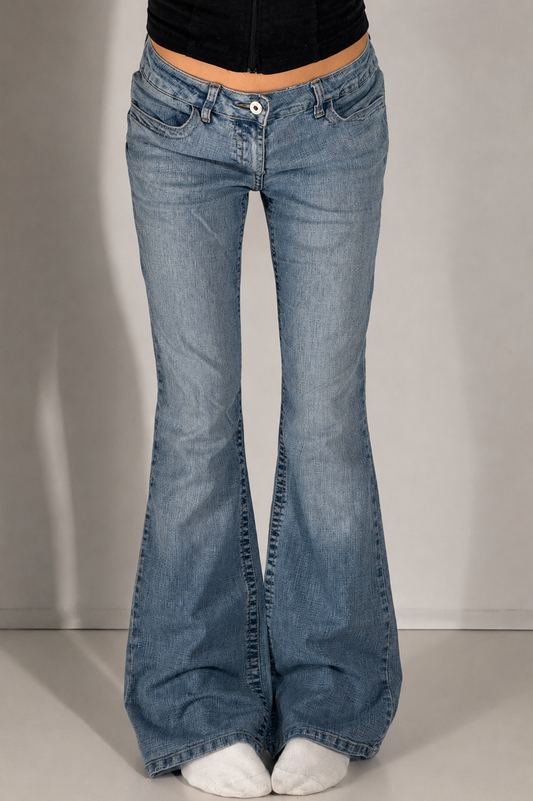 Utsvängda jeans stl: M