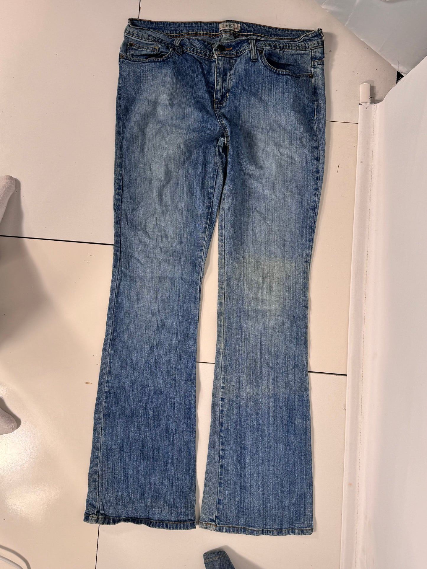 Utsvängda jeans stl: M