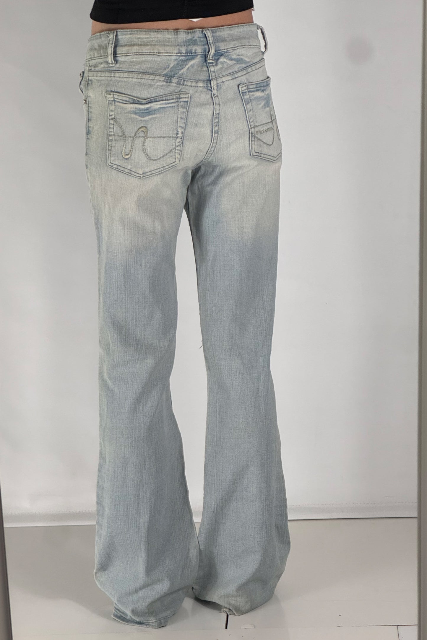 Utsvängda jeans stl: S