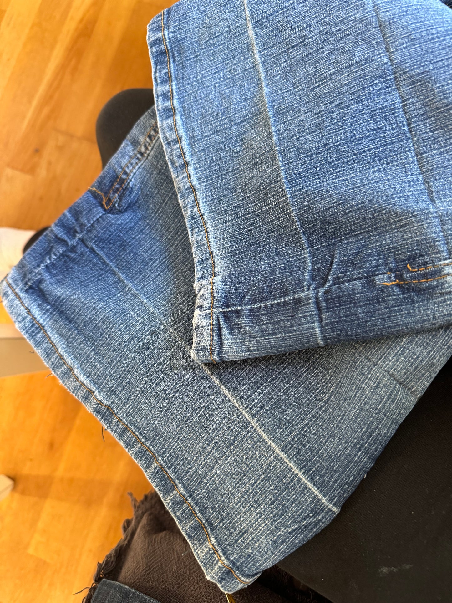 Utsvängda jeans stl: M