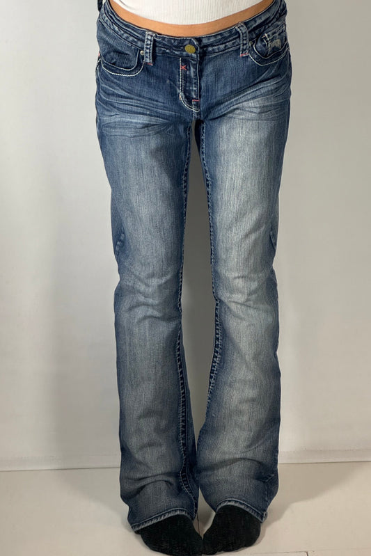 Utsvängda jeans stl: M