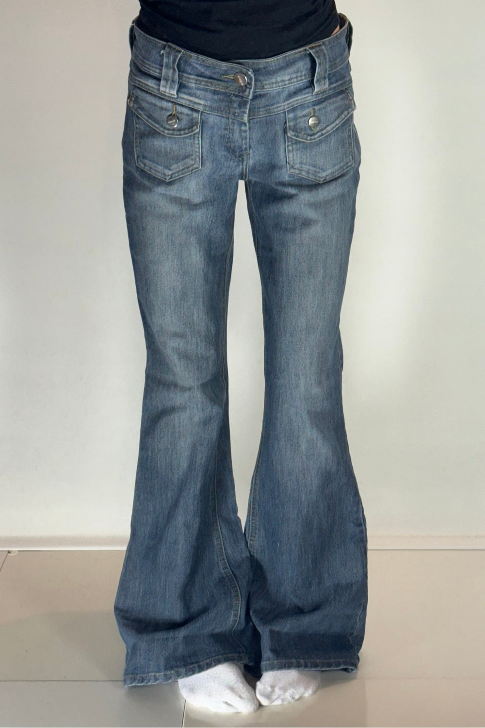 Utsvängda jeans–stl: M