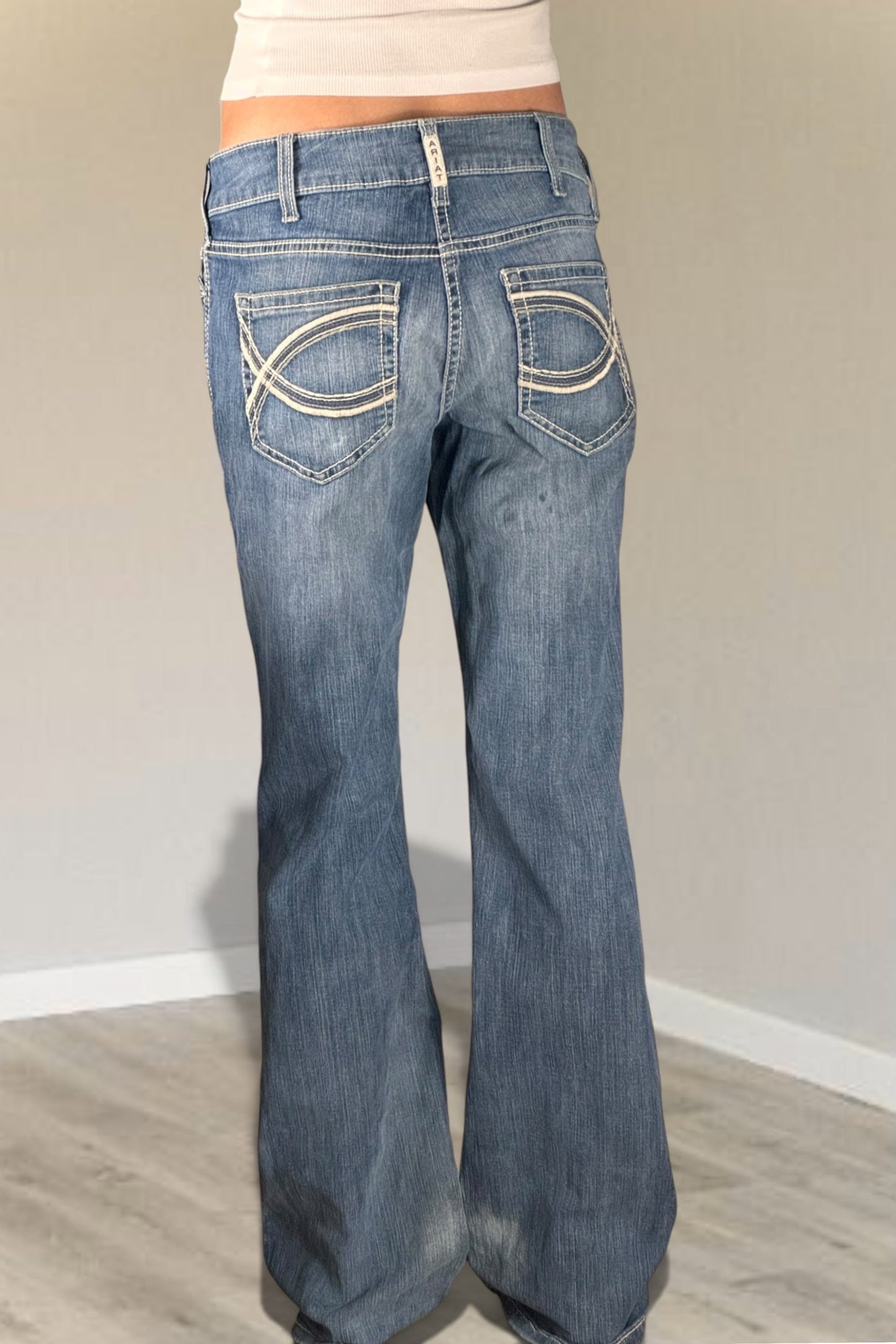 Utsvängda jeans stl: M
