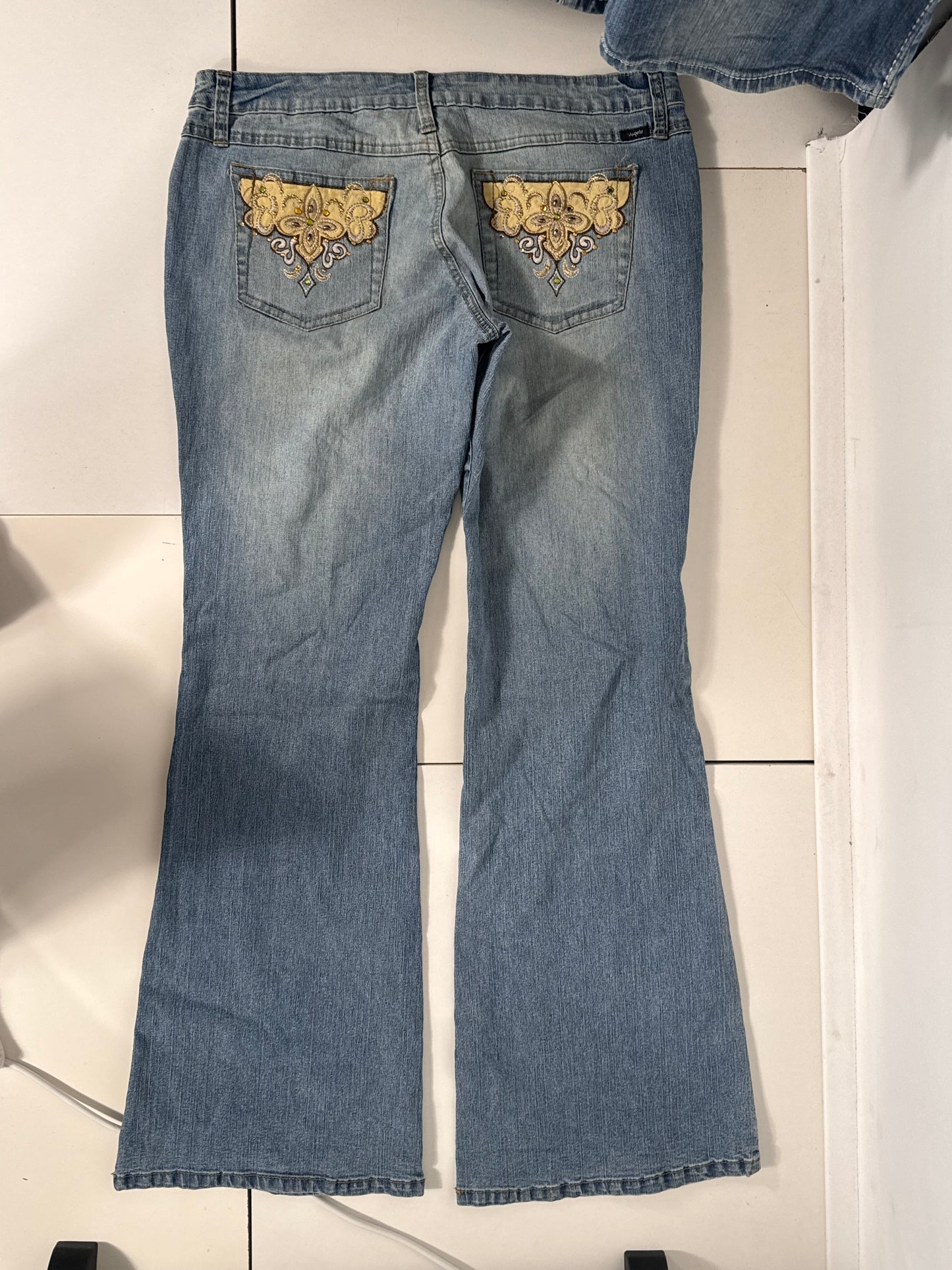 Utsvängda jeans stl: L