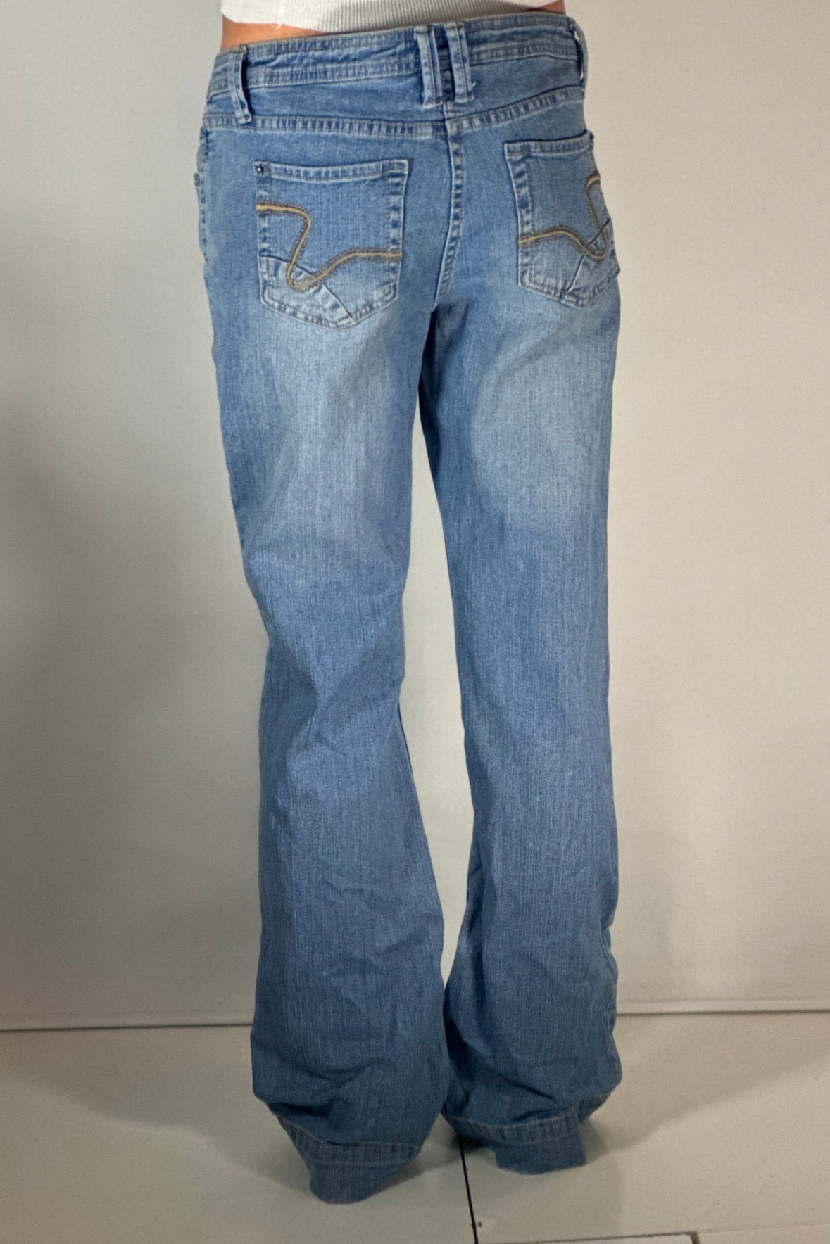 Utsvängda jeans stl: M