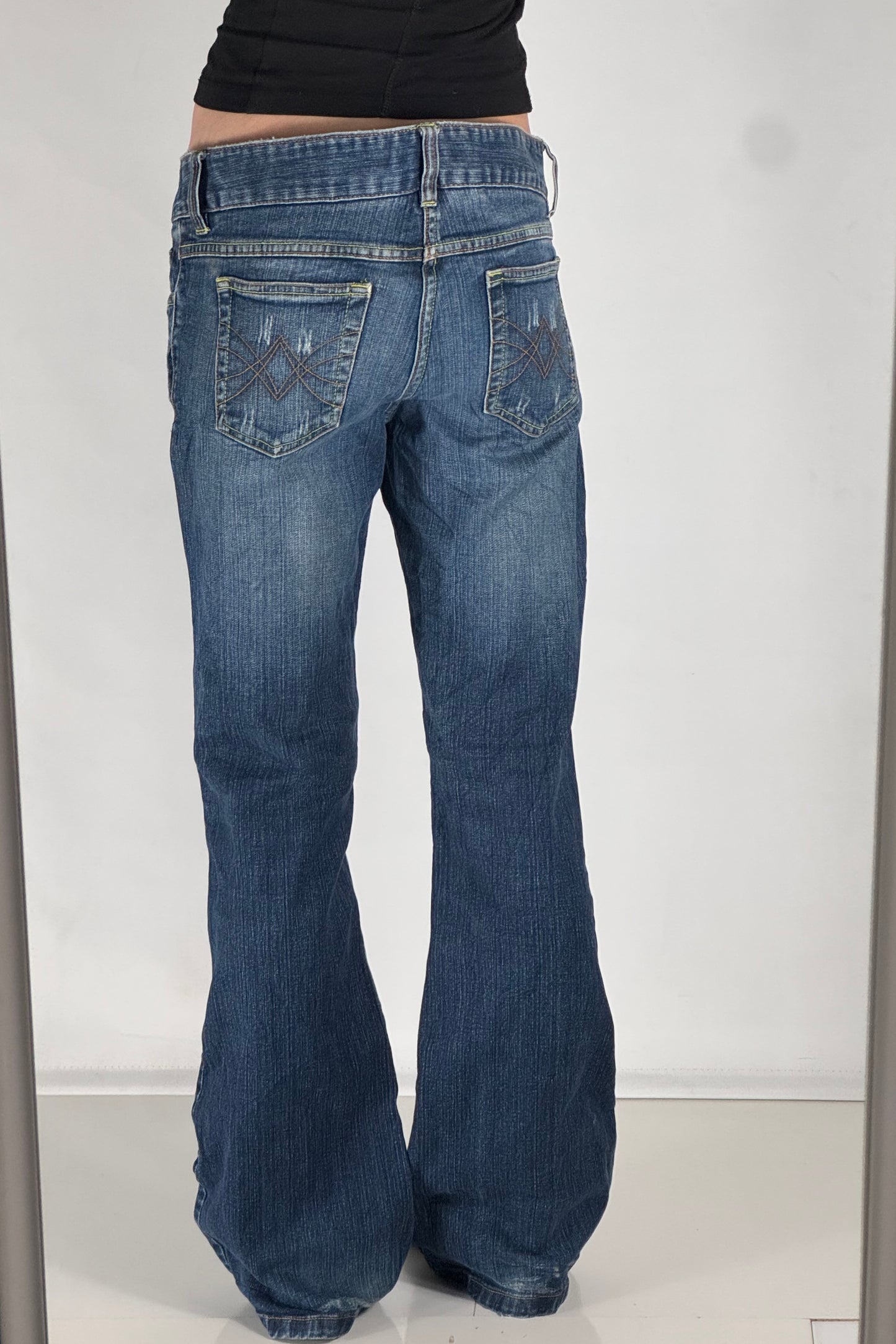 Utsvängda jeans stl: M