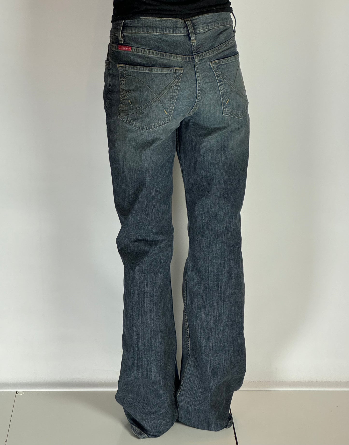 Utsvängda jeans stl: S