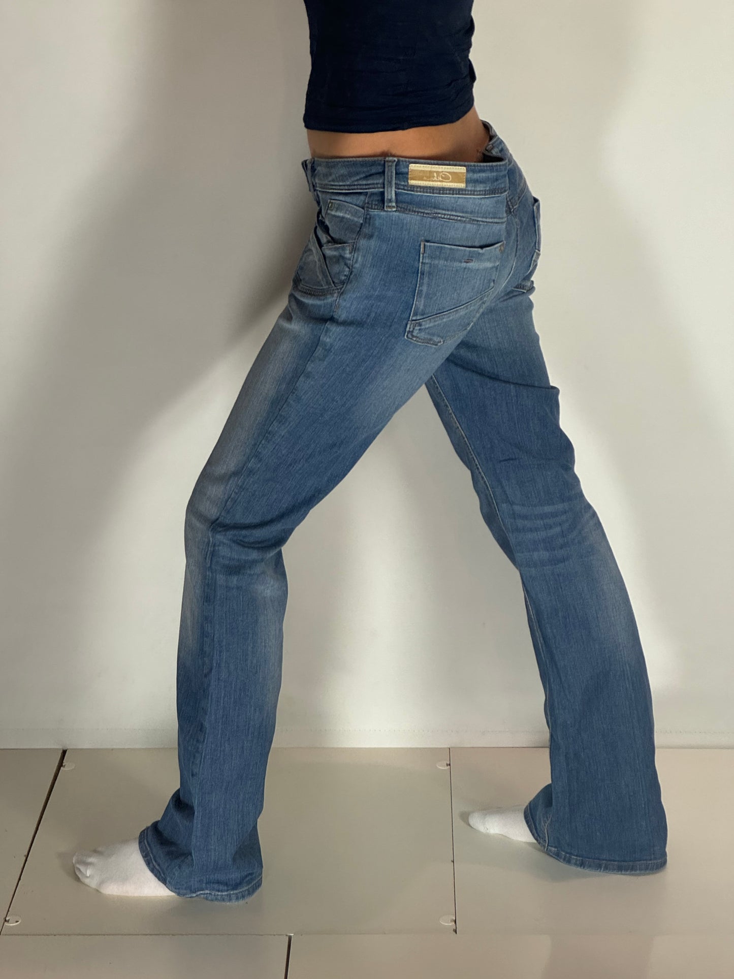 Utsvängda jeans stl: M