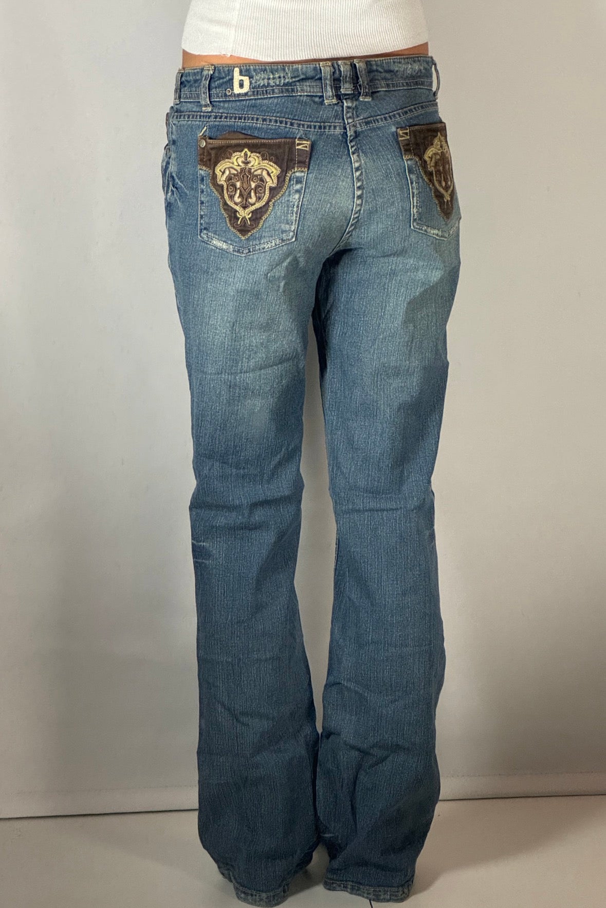 Utsvängda jeans stl: S