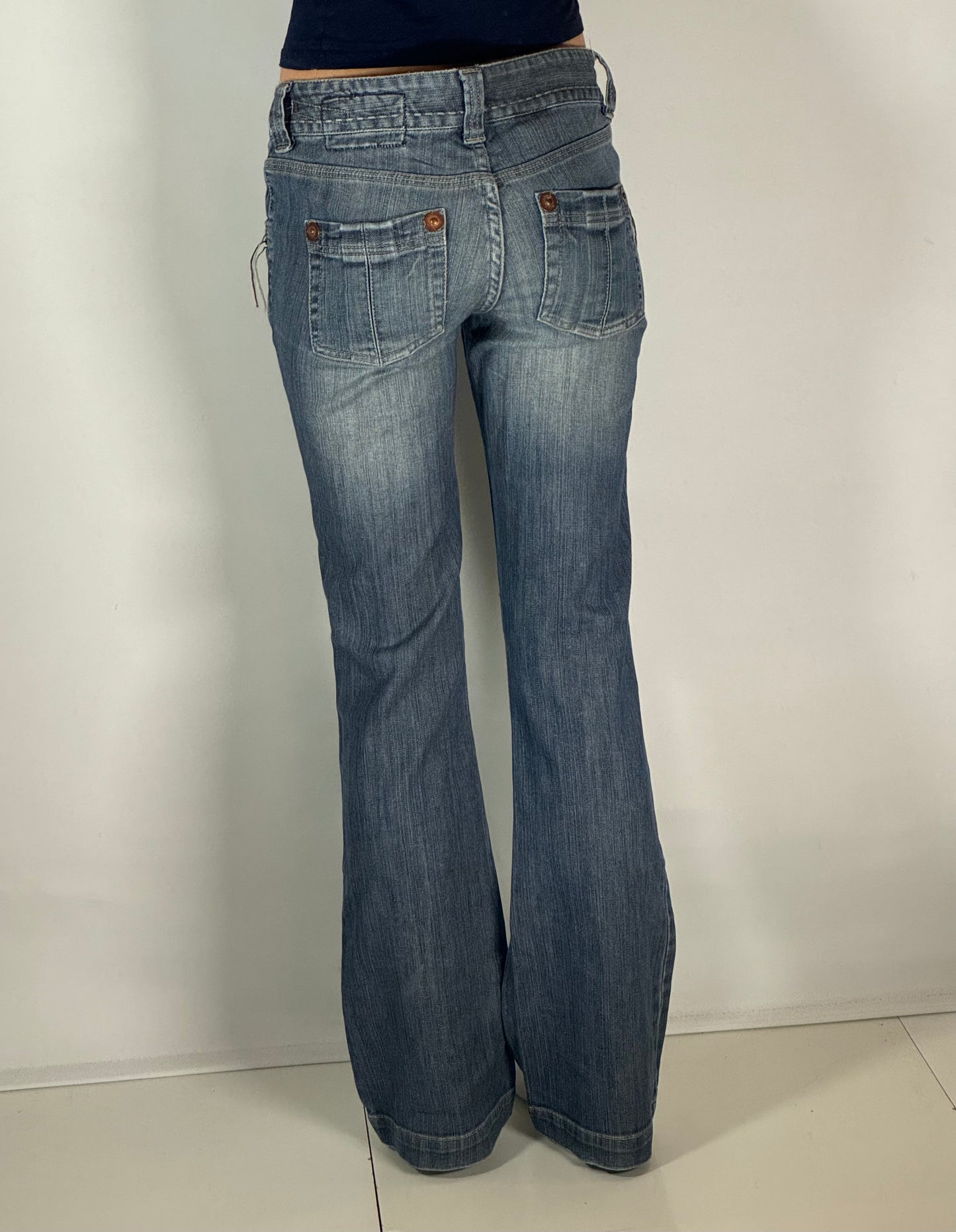 Utsvängda jeans stl: S