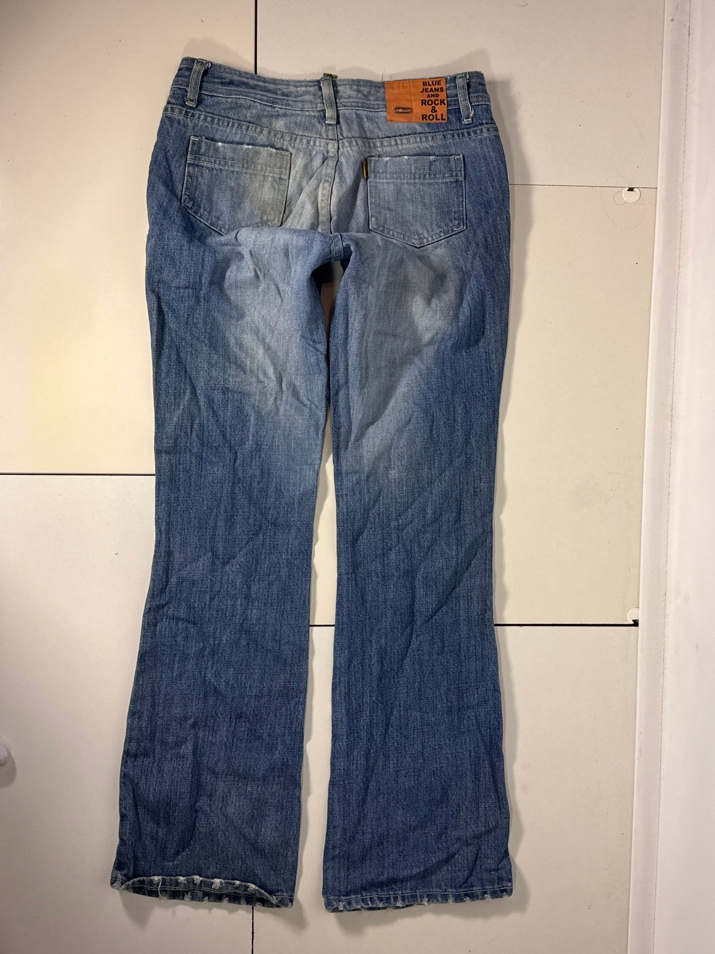 Utsvängda jeans stl: M