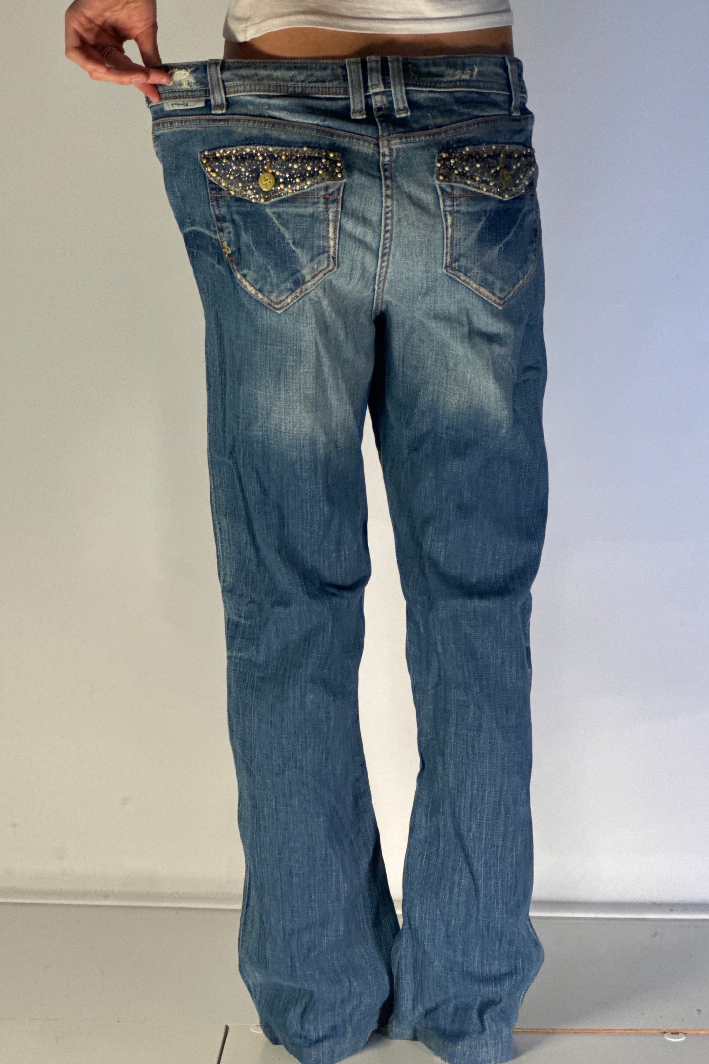 Utsvängda jeans stl: M