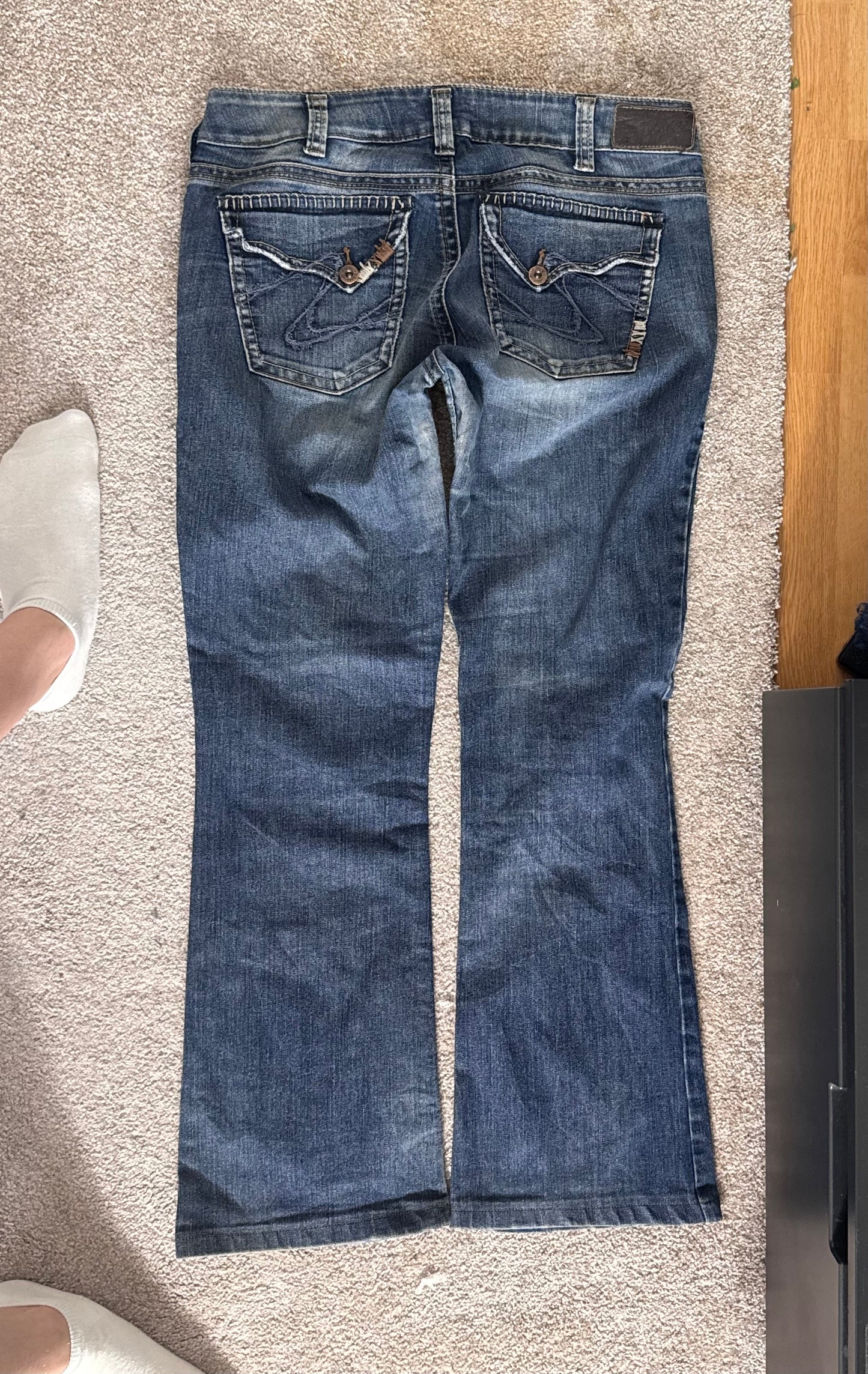 Utsvängda jeans stl: M/L