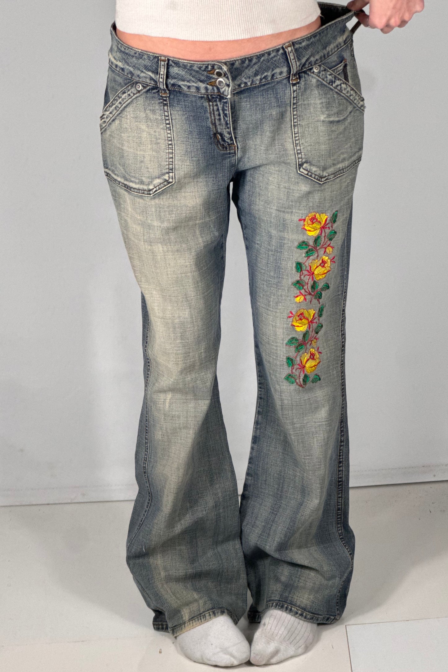 Utsvängda jeans stl: M