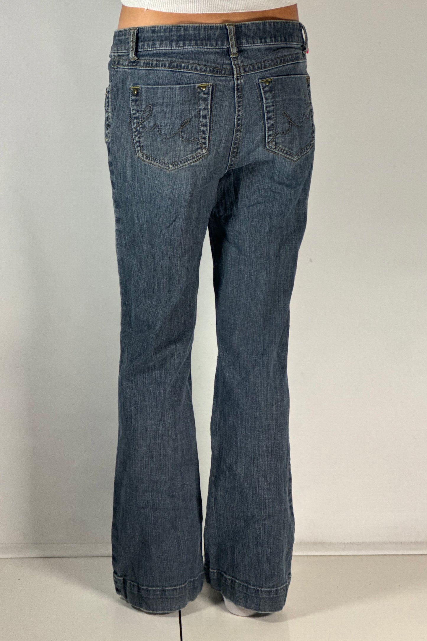 Utsvängda jeans stl: S