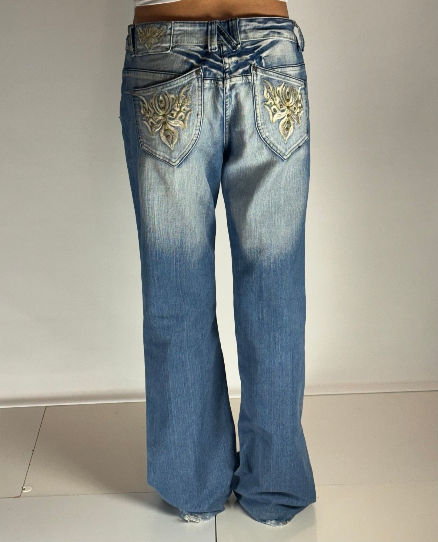 Utsvängda jeans–stl: M